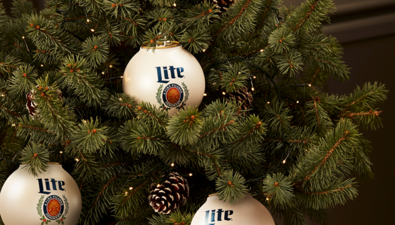 Miller украсил елку пивными рождественскими шарами